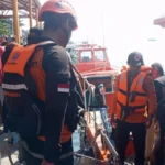 Tim gabungan mengevakuasi penumpang kapal yang mengalami kerusakan di perairan Pulau Pari, Kabupaten Kepulauan Seribu pada Minggu (5/7/2026). Foto Antara