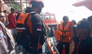 Tim gabungan mengevakuasi penumpang kapal yang mengalami kerusakan di perairan Pulau Pari, Kabupaten Kepulauan Seribu pada Minggu (5/7/2026). Foto Antara Tim gabungan mengevakuasi penumpang kapal yang mengalami kerusakan di perairan Pulau Pari, Kabupaten Kepulauan Seribu pada Minggu (5/7/2026). Foto Antara