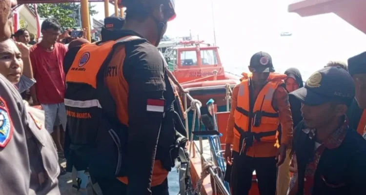 Tim gabungan mengevakuasi penumpang kapal yang mengalami kerusakan di perairan Pulau Pari, Kabupaten Kepulauan Seribu pada Minggu (5/7/2026). Foto Antara