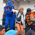 Petugas dari tim gabungan mengevakuasi penumpang WNA yang menjadi korban dalam laka laut KLM Armada Mulya di Pelabuhan Laut Bima, NTB, Jumat (17/7/2026). Sumber foto: Antara