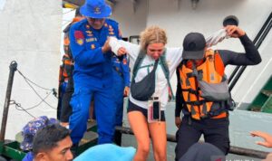 Petugas dari tim gabungan mengevakuasi penumpang WNA yang menjadi korban dalam laka laut KLM Armada Mulya di Pelabuhan Laut Bima, NTB, Jumat (17/7/2026). Sumber foto: Antara