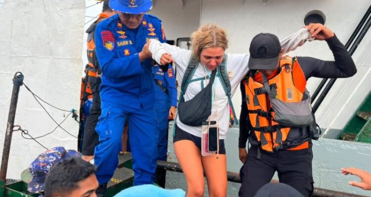 Petugas dari tim gabungan mengevakuasi penumpang WNA yang menjadi korban dalam laka laut KLM Armada Mulya di Pelabuhan Laut Bima, NTB, Jumat (17/7/2026). Sumber foto: Antara
