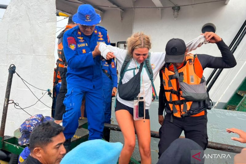 Petugas dari tim gabungan mengevakuasi penumpang WNA yang menjadi korban dalam laka laut KLM Armada Mulya di Pelabuhan Laut Bima, NTB, Jumat (17/7/2026). Sumber foto: Antara