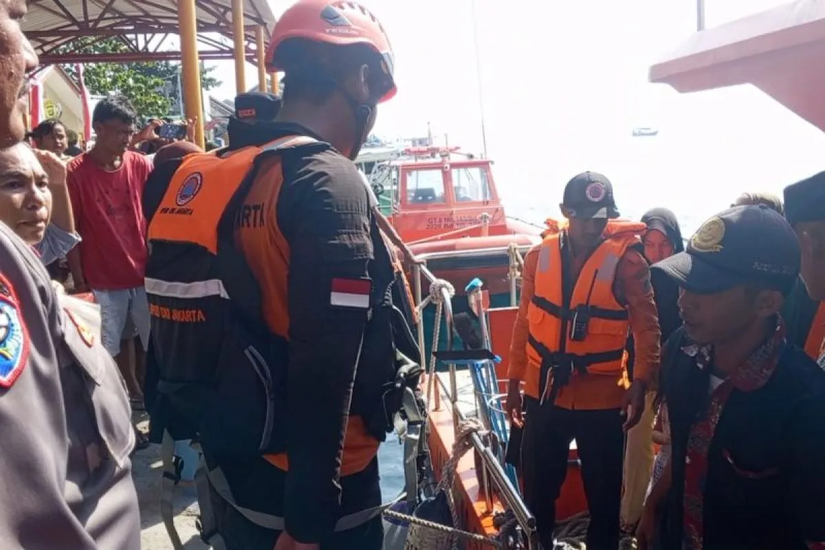 Tim gabungan mengevakuasi penumpang kapal yang mengalami kerusakan di perairan Pulau Pari, Kabupaten Kepulauan Seribu pada Minggu (5/7/2026). Foto Antara