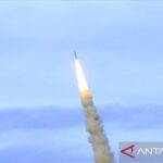 Peluru kendali (rudal) Iran meluncur menuju sasaran target. Sumber Foto: Antara