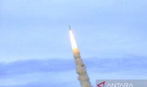 Peluru kendali (rudal) Iran meluncur menuju sasaran target. Sumber Foto: Antara