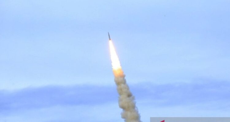 Peluru kendali (rudal) Iran meluncur menuju sasaran target. Sumber Foto: Antara