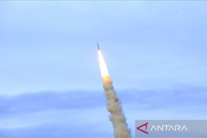 Peluru kendali (rudal) Iran meluncur menuju sasaran target. Sumber Foto: Antara