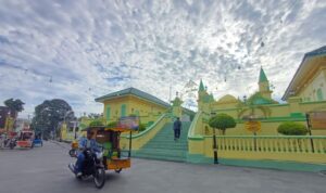 Masjid Sultan Riau Penyengat menjadi salah satu cagar budaya paling ikonik di Pulau Penyengat, Kota Tanjungpinang, Kepri. Foto Antara Masjid Sultan Riau Penyengat menjadi salah satu cagar budaya paling ikonik di Pulau Penyengat, Kota Tanjungpinang, Kepri. Foto Antara