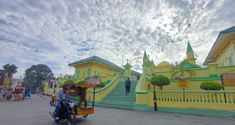 Masjid Sultan Riau Penyengat menjadi salah satu cagar budaya paling ikonik di Pulau Penyengat, Kota Tanjungpinang, Kepri. Foto Antara