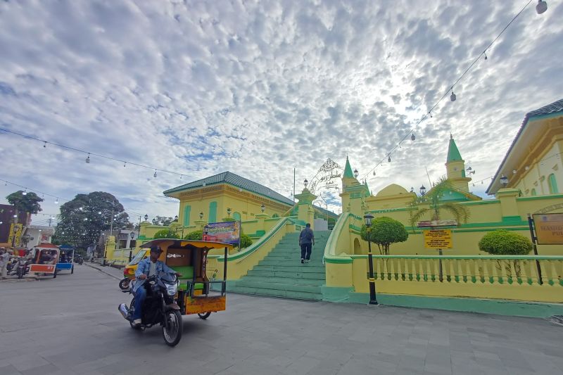 Masjid Sultan Riau Penyengat menjadi salah satu cagar budaya paling ikonik di Pulau Penyengat, Kota Tanjungpinang, Kepri. Foto Antara Masjid Sultan Riau Penyengat menjadi salah satu cagar budaya paling ikonik di Pulau Penyengat, Kota Tanjungpinang, Kepri. Foto Antara