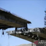 Ilustrasi - Bagian-bagian penting dari Jembatan B1 terlihat hancur setelah serangan udara yang diduga dilakukan oleh Amerika Serikat dan Israel yang menargetkan lokasi tersebut di dekat Teheran, di Karaj, Iran, pada 03 April 2026. Foto Antara