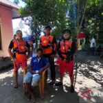 Tiga anggota Tim SAR mengunjungi Raymono Kailola (duduk) di depan rumahnya setelah dilaporkan hilang kontak saat melaut di perairan Tanjung Nusaniwe (Kota Ambon) sejak Sabtu, (11/7/2026). Pria 57 tahun itu terdampar hingga perairan Desa Larike, Kecamatan Leihitu (Pulau Ambon) Kabupaten Maluku Tengah akibat "longboat" miliknya mengalami kerusakan mesin dan diganti dengan mesin baru oleh nelayan Desa Larike. Sumber foto: Antara