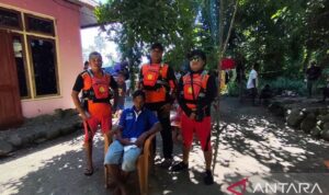 Tiga anggota Tim SAR mengunjungi Raymono Kailola (duduk) di depan rumahnya setelah dilaporkan hilang kontak saat melaut di perairan Tanjung Nusaniwe (Kota Ambon) sejak Sabtu, (11/7/2026). Pria 57 tahun itu terdampar hingga perairan Desa Larike, Kecamatan Leihitu (Pulau Ambon) Kabupaten Maluku Tengah akibat "longboat" miliknya mengalami kerusakan mesin dan diganti dengan mesin baru oleh nelayan Desa Larike. Sumber foto: Antara