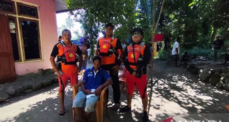 Tiga anggota Tim SAR mengunjungi Raymono Kailola (duduk) di depan rumahnya setelah dilaporkan hilang kontak saat melaut di perairan Tanjung Nusaniwe (Kota Ambon) sejak Sabtu, (11/7/2026). Pria 57 tahun itu terdampar hingga perairan Desa Larike, Kecamatan Leihitu (Pulau Ambon) Kabupaten Maluku Tengah akibat "longboat" miliknya mengalami kerusakan mesin dan diganti dengan mesin baru oleh nelayan Desa Larike. Sumber foto: Antara