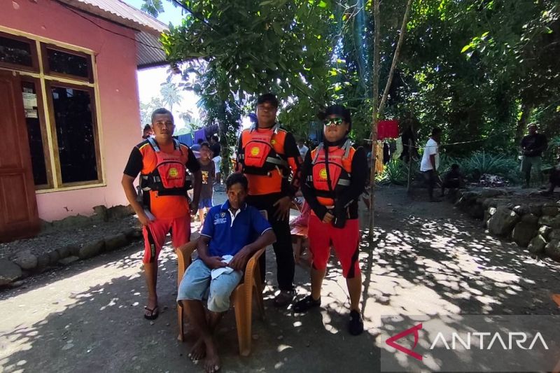 Tiga anggota Tim SAR mengunjungi Raymono Kailola (duduk) di depan rumahnya setelah dilaporkan hilang kontak saat melaut di perairan Tanjung Nusaniwe (Kota Ambon) sejak Sabtu, (11/7/2026). Pria 57 tahun itu terdampar hingga perairan Desa Larike, Kecamatan Leihitu (Pulau Ambon) Kabupaten Maluku Tengah akibat "longboat" miliknya mengalami kerusakan mesin dan diganti dengan mesin baru oleh nelayan Desa Larike. Sumber foto: Antara