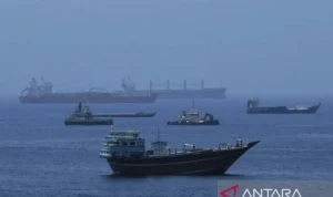 Ilustrasi - Kapal kargo komersial dan kapal tanker minyak mentah yang sedang berlabuh di Teluk Oman (21/6/2026). Sumber foto: Antara Ilustrasi - Kapal kargo komersial dan kapal tanker minyak mentah yang sedang berlabuh di Teluk Oman (21/6/2026). Sumber foto: Antara