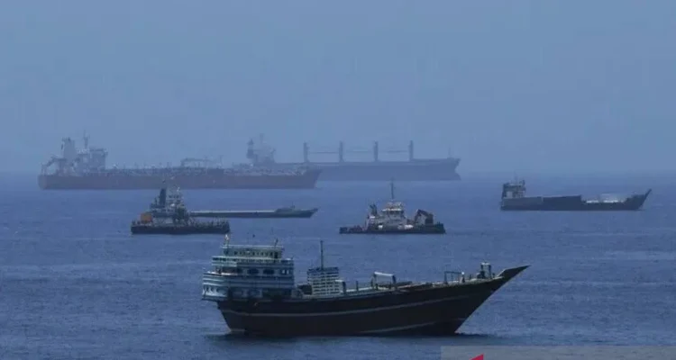 Ilustrasi - Kapal kargo komersial dan kapal tanker minyak mentah yang sedang berlabuh di Teluk Oman (21/6/2026). Sumber foto: Antara