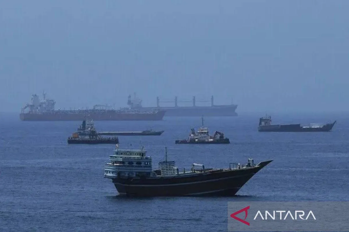 Ilustrasi - Kapal kargo komersial dan kapal tanker minyak mentah yang sedang berlabuh di Teluk Oman (21/6/2026). Sumber foto: Antara