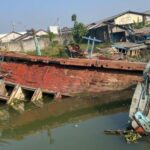 Tim Terpadu Maritim Juwana, Kabupaten Pati, Jawa Tengah, melakukan pendataan kapal mangkrak di sepanjang alur Sungai Silugonggo, Kecamatan Juwana, Kabupaten Pati, Jumat (3/7/2026). Foto Antara