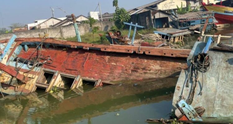 Tim Terpadu Maritim Juwana, Kabupaten Pati, Jawa Tengah, melakukan pendataan kapal mangkrak di sepanjang alur Sungai Silugonggo, Kecamatan Juwana, Kabupaten Pati, Jumat (3/7/2026). Foto Antara