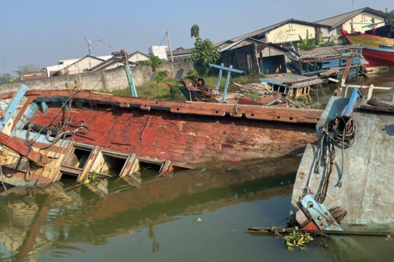 Tim Terpadu Maritim Juwana, Kabupaten Pati, Jawa Tengah, melakukan pendataan kapal mangkrak di sepanjang alur Sungai Silugonggo, Kecamatan Juwana, Kabupaten Pati, Jumat (3/7/2026). Foto Antara