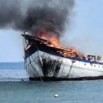 Suasana saat kebakaran Kapal Pinisi KLM Mutiara Prasana Nusantara di Perairan Bulukumba, pesisir Pantai Tanah Lemo, Kecamatan Bonto Bahari, Kabupaten Bulukumba, Sulawesi Selatan. Foto Antara