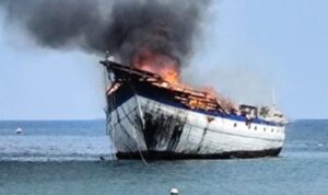 Suasana saat kebakaran Kapal Pinisi KLM Mutiara Prasana Nusantara di Perairan Bulukumba, pesisir Pantai Tanah Lemo, Kecamatan Bonto Bahari, Kabupaten Bulukumba, Sulawesi Selatan. Foto Antara Suasana saat kebakaran Kapal Pinisi KLM Mutiara Prasana Nusantara di Perairan Bulukumba, pesisir Pantai Tanah Lemo, Kecamatan Bonto Bahari, Kabupaten Bulukumba, Sulawesi Selatan. Foto Antara