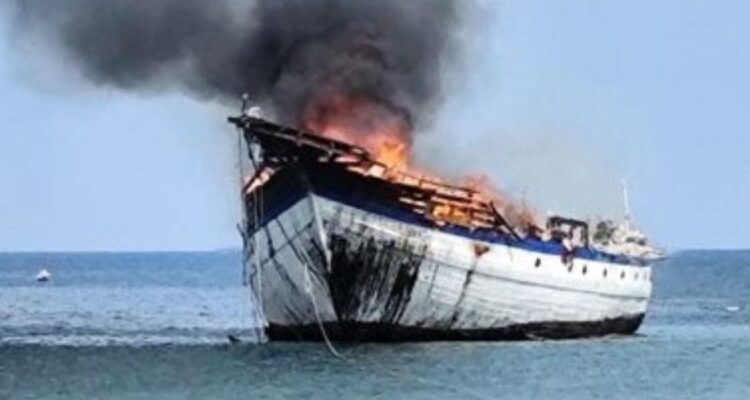 Suasana saat kebakaran Kapal Pinisi KLM Mutiara Prasana Nusantara di Perairan Bulukumba, pesisir Pantai Tanah Lemo, Kecamatan Bonto Bahari, Kabupaten Bulukumba, Sulawesi Selatan. Foto Antara