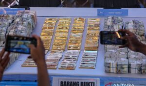Journalists record evidence of gold bars and cash seized during a joint investigation into alleged corruption, bribery, and money laundering involving Junior Attorney General for Special Crimes (Jampidsus) Febrie Adriansyah, at a press conference in Jakarta on Friday (July 10, 2026). Foto Antara