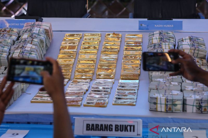 Journalists record evidence of gold bars and cash seized during a joint investigation into alleged corruption, bribery, and money laundering involving Junior Attorney General for Special Crimes (Jampidsus) Febrie Adriansyah, at a press conference in Jakarta on Friday (July 10, 2026). Foto Antara