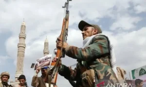 Ilustrasi - Kelompok Houthi bersenjata berkumpul di Alun-alun Sabeen untuk menggelar demonstrasi guna mendukung pernyataan pemimpin Houthi di Yaman, Abdul Malik al-Houthi, di Sanaa, Yaman, pada 17 Juli 2026. Sumber foto: Antara