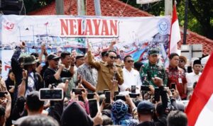 Pelaksana Tugas (Pj) Bupati Pati Risma Ardhi Chandra saat menemui nelayan yang berunjuk rasa menuntut penurunan harga BBM Solar non-subsidi di Aun-alun Pati, Jawa Tengah, pada 4 Mei 2026. Sumber foto: Antara Pelaksana Tugas (Pj) Bupati Pati Risma Ardhi Chandra saat menemui nelayan yang berunjuk rasa menuntut penurunan harga BBM Solar non-subsidi di Aun-alun Pati, Jawa Tengah, pada 4 Mei 2026. Sumber foto: Antara