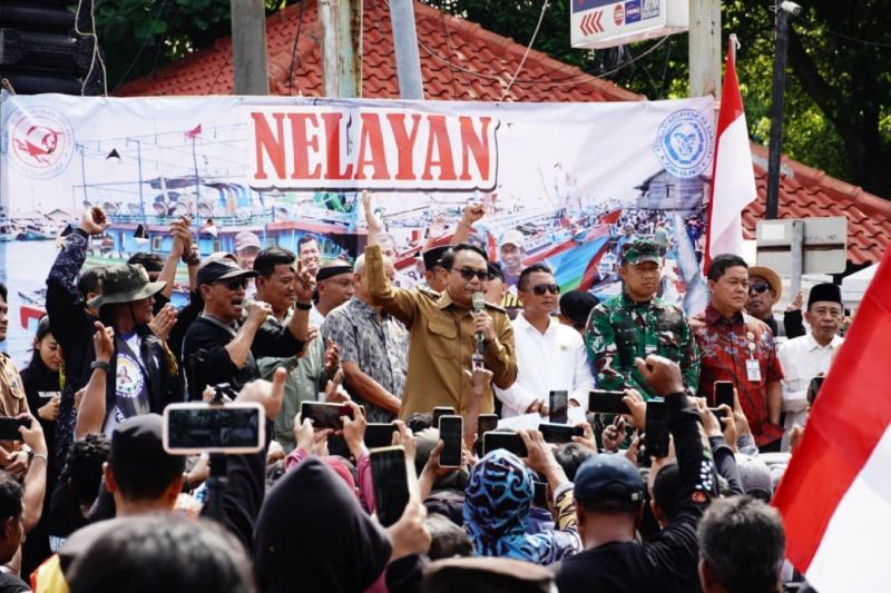 Pelaksana Tugas (Pj) Bupati Pati Risma Ardhi Chandra saat menemui nelayan yang berunjuk rasa menuntut penurunan harga BBM Solar non-subsidi di Aun-alun Pati, Jawa Tengah, pada 4 Mei 2026. Sumber foto: Antara