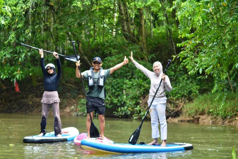 Kepala Kantor Wilayah Kemenham Provinsi Kaltim Umi Laila (kiri) bersama suami dan putrinya, di atas paddle board di SKM Samarinda setelah memungut sampah di sungai itu, Ahad (5/7). Foto Antara Kepala Kantor Wilayah Kemenham Provinsi Kaltim Umi Laila (kiri) bersama suami dan putrinya, di atas paddle board di SKM Samarinda setelah memungut sampah di sungai itu, Ahad (5/7). Foto Antara