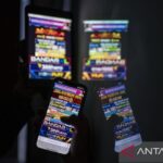 Illustration -- Online gambling ads in mobile phones. Antara Photo