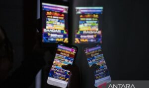 Illustration -- Online gambling ads in mobile phones. Antara Photo