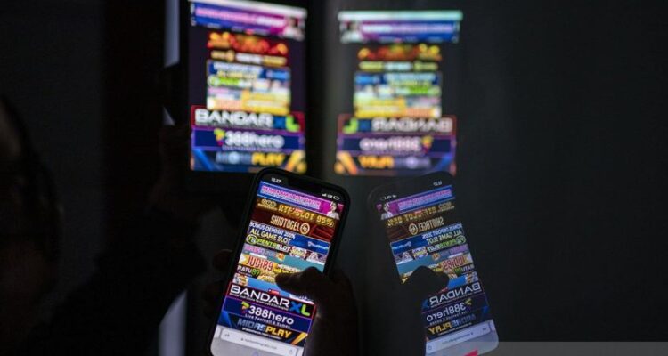 Illustration -- Online gambling ads in mobile phones. Antara Photo