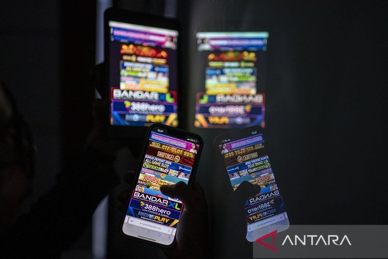Illustration -- Online gambling ads in mobile phones. Antara Photo