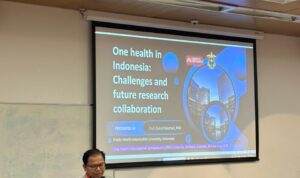 Dekan Fakultas Kesehatan Masyarakat Universitas Hasanuddin, Prof. Sukri Palutturi, SKM, M.Kes., MSc.PH., PhD, mempresentasikan paparan ilmiah pada International Symposium on One Health 2026 yang diselenggarakan oleh Centre for Environment and Population Health, Griffith University, Brisbane, Australia, pada 28 Juni–1 Juli 2026. Foto Indomaritim.com/Ist