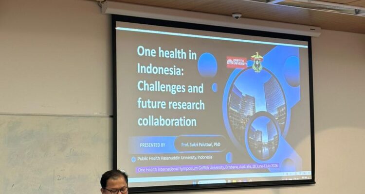 Dekan Fakultas Kesehatan Masyarakat Universitas Hasanuddin, Prof. Sukri Palutturi, SKM, M.Kes., MSc.PH., PhD, mempresentasikan paparan ilmiah pada International Symposium on One Health 2026 yang diselenggarakan oleh Centre for Environment and Population Health, Griffith University, Brisbane, Australia, pada 28 Juni–1 Juli 2026. Foto Indomaritim.com/Ist