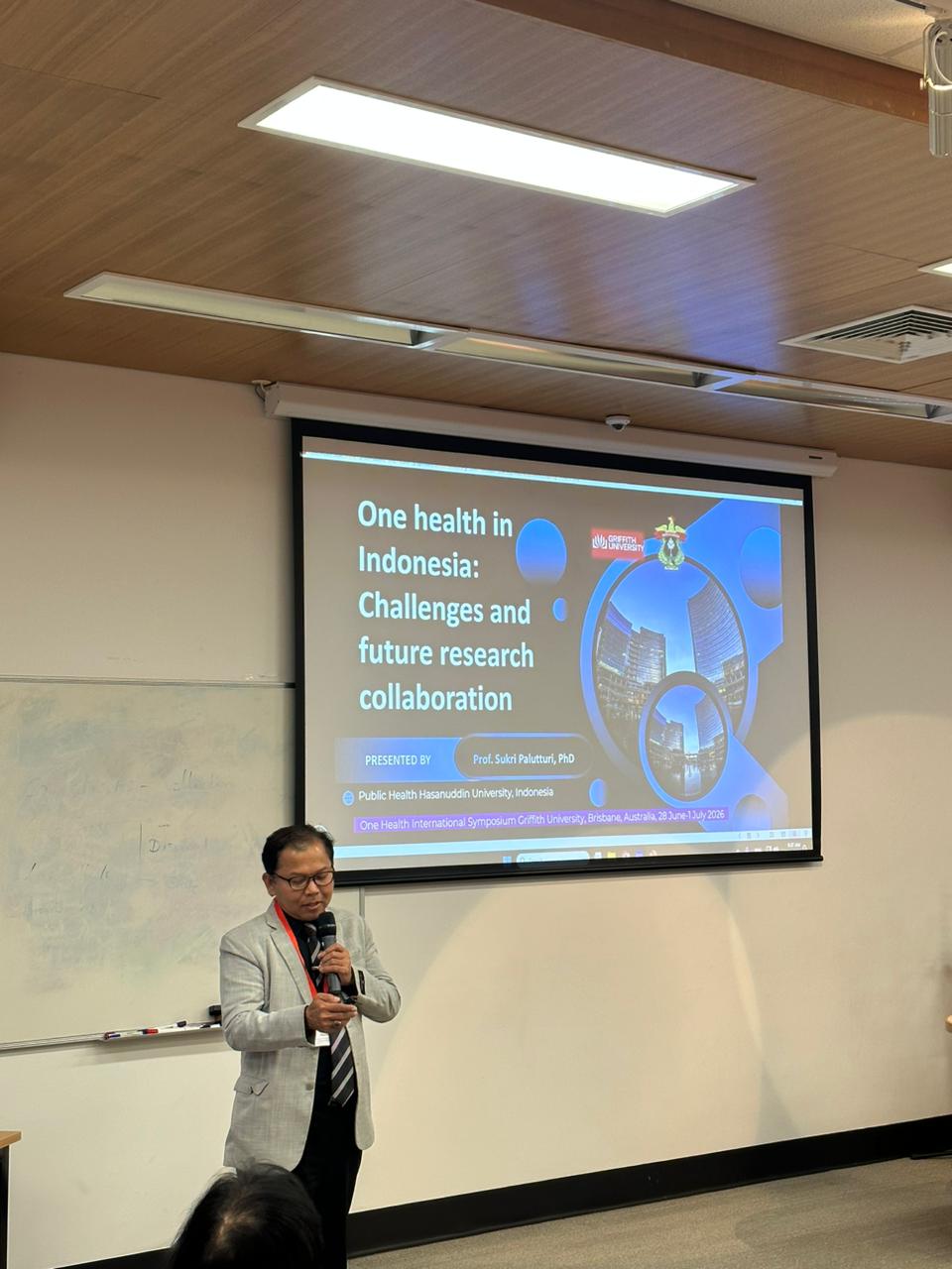 Dekan Fakultas Kesehatan Masyarakat Universitas Hasanuddin, Prof. Sukri Palutturi, SKM, M.Kes., MSc.PH., PhD, mempresentasikan paparan ilmiah pada International Symposium on One Health 2026 yang diselenggarakan oleh Centre for Environment and Population Health, Griffith University, Brisbane, Australia, pada 28 Juni–1 Juli 2026. Foto Indomaritim.com/Ist