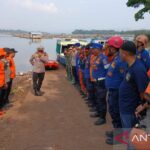 Petugas SAR gabungan Cianjur, Jawa Barat melakukan pencarian terhadap pedagang di waduk Cirata yang dilaporkan hilang tenggelam setelah perahunya menghantam bambu, Selasa. Sumber foto: Antara