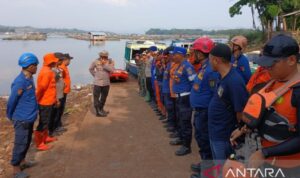 Petugas SAR gabungan Cianjur, Jawa Barat melakukan pencarian terhadap pedagang di waduk Cirata yang dilaporkan hilang tenggelam setelah perahunya menghantam bambu, Selasa. Sumber foto: Antara