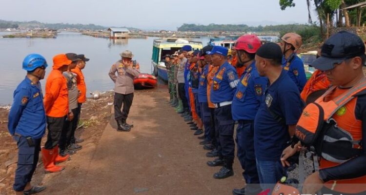 Petugas SAR gabungan Cianjur, Jawa Barat melakukan pencarian terhadap pedagang di waduk Cirata yang dilaporkan hilang tenggelam setelah perahunya menghantam bambu, Selasa. Sumber foto: Antara