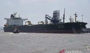 Ilustrasi foto kapal tanker minyak berbendera India, Desh Garima, setelah melewati Selat Hormuz, tiba di Pelabuhan Mumbai pada (30/4/2026). Sumber foto: Antara Ilustrasi foto kapal tanker minyak berbendera India, Desh Garima, setelah melewati Selat Hormuz, tiba di Pelabuhan Mumbai pada (30/4/2026). Sumber foto: Antara