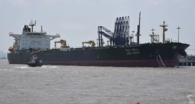 Ilustrasi foto kapal tanker minyak berbendera India, Desh Garima, setelah melewati Selat Hormuz, tiba di Pelabuhan Mumbai pada (30/4/2026). Sumber foto: Antara
