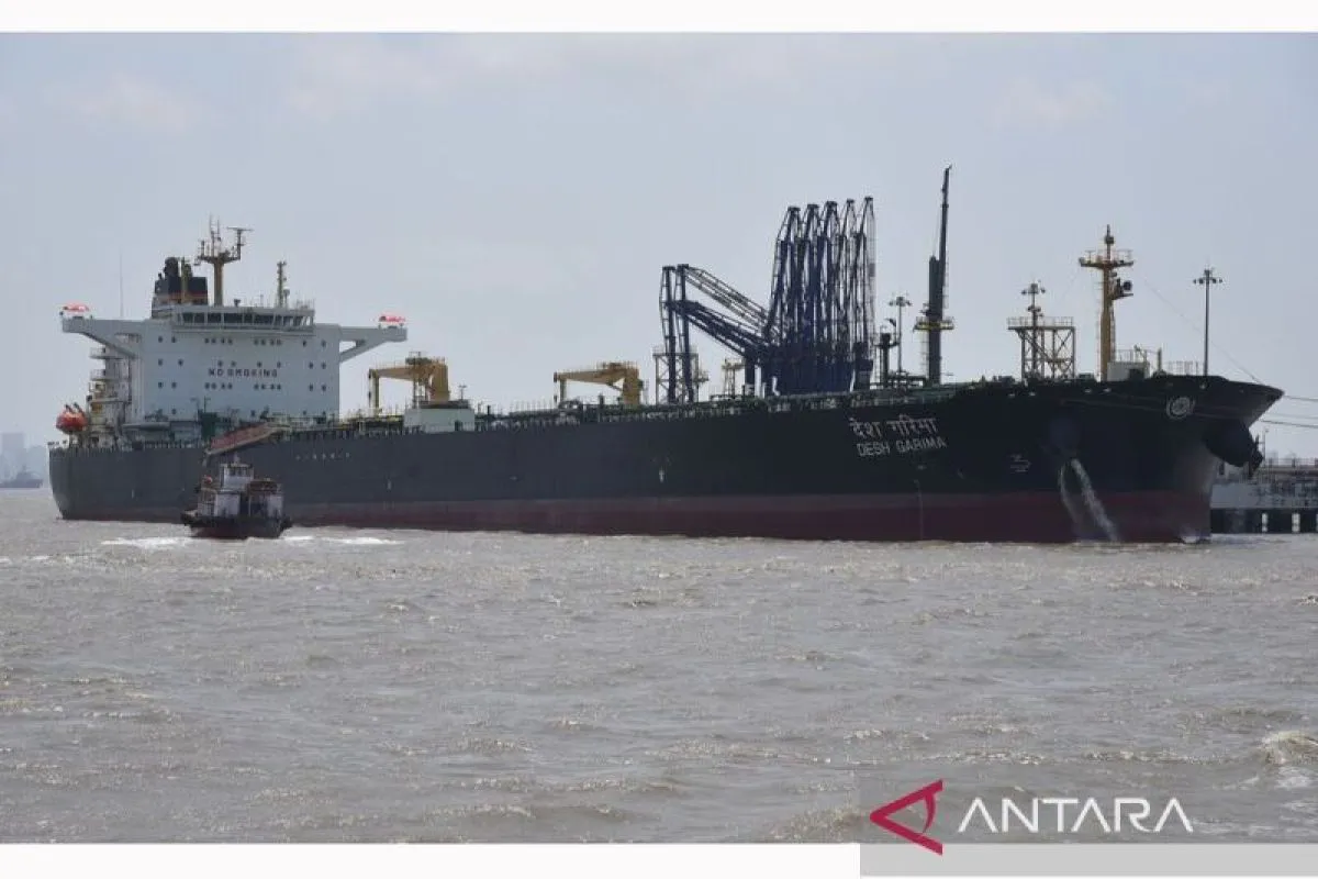 Ilustrasi foto kapal tanker minyak berbendera India, Desh Garima, setelah melewati Selat Hormuz, tiba di Pelabuhan Mumbai pada (30/4/2026). Sumber foto: Antara