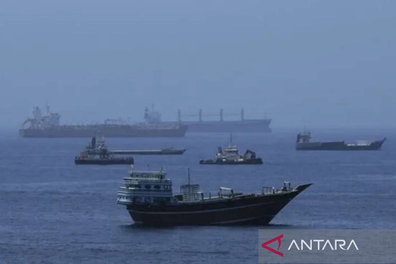 Kapal kargo komersial dan kapal tanker minyak mentah yang sedang berlabuh di Teluk Oman, di lepas pantai Muscat, Oman, pada 21 Juni 2026, saat mereka bersiap untuk melintasi Selat Hormuz yang krusial. Sumber foto: Antara