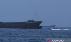 Kapal kargo komersial dan kapal tanker minyak mentah yang berlabuh di Teluk Oman, lepas pantai Muscat, Oman, pada 21 Juni 2026, saat mereka bersiap untuk melintasi Selat Hormuz yang sangat penting. Lalu lintas maritim di sepanjang koridor perdagangan global yang vital ini mengalami gangguan serius menyusul meningkatnya ketegangan geopolitik antara Amerika Serikat dan Iran yang meningkat pada awal Februari. Sumber foto: Antara